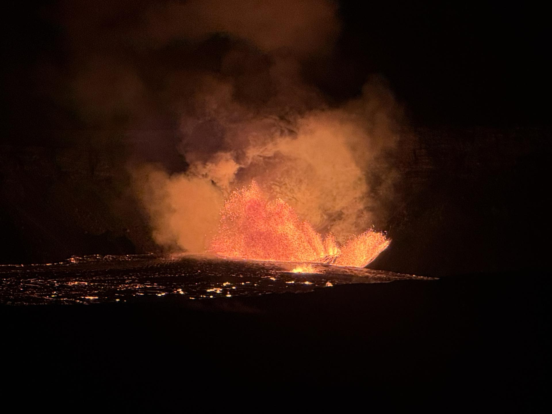 El volcán Kilauea entra en erupción en Hawái con fuentes de lava de hasta 80 metros