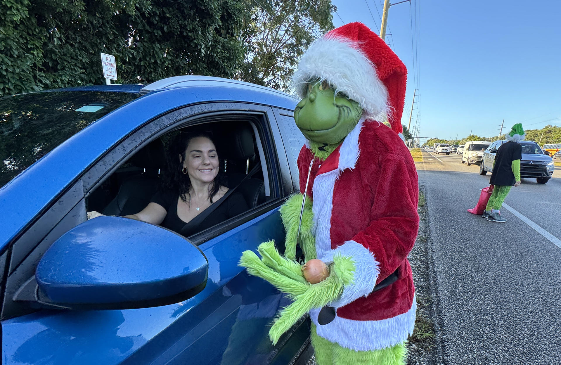 ¿Multa o cebolla?, ofrece el ‘Grinch’ a conductores infractores en los Cayos de Florida