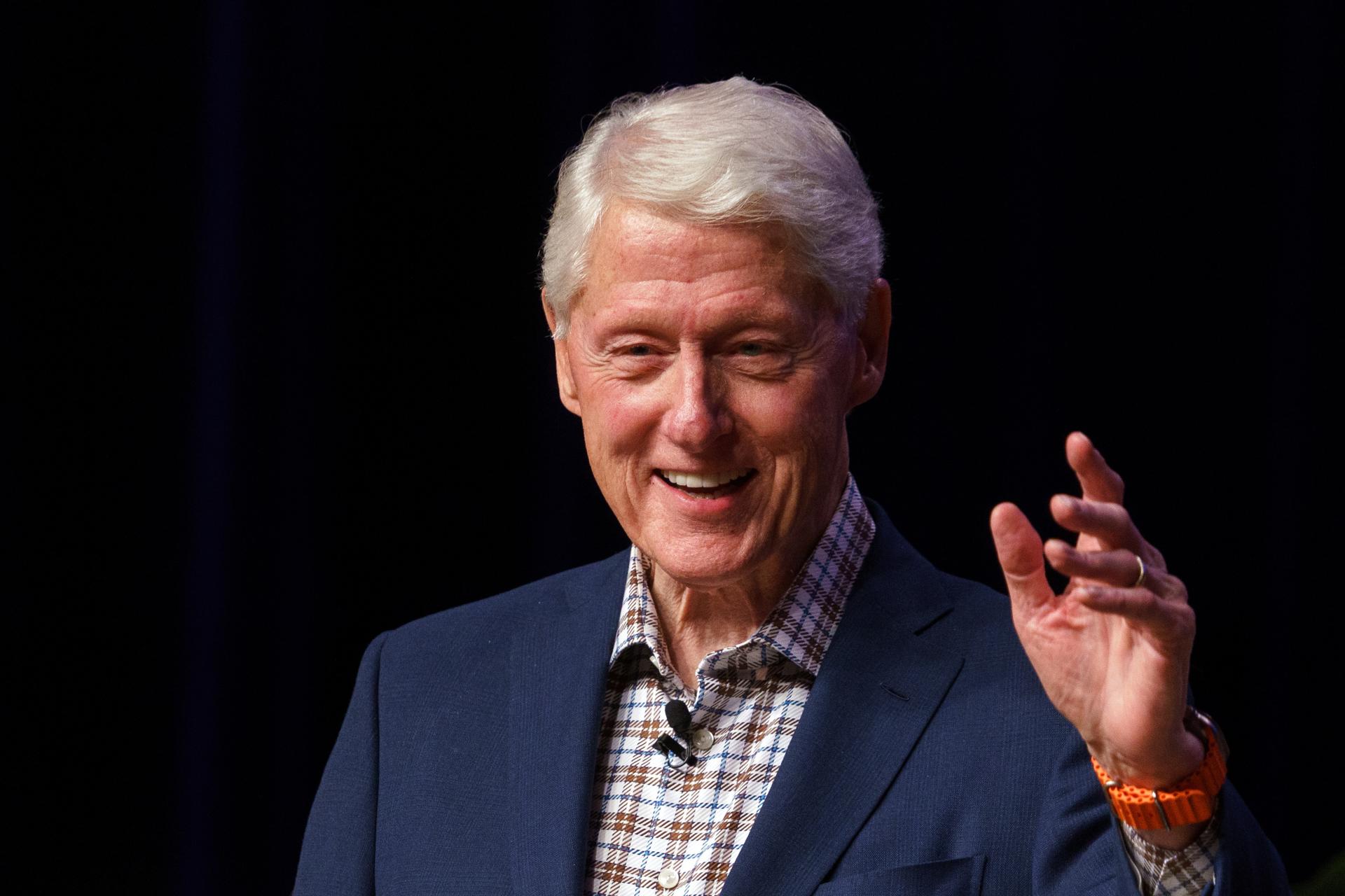 Bill Clinton sale del hospital al que había sido ingresado por gripe