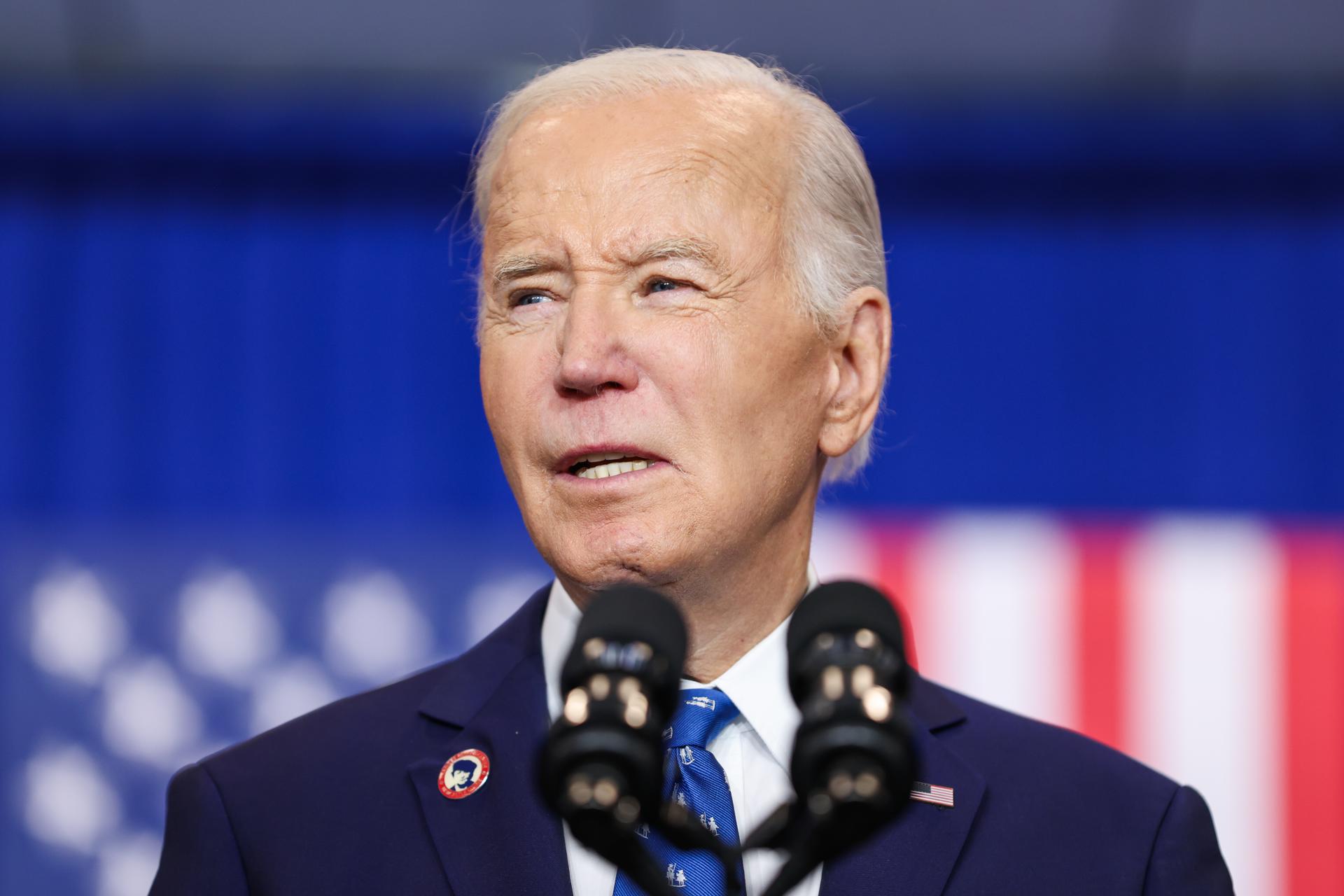 Biden firma la ley de presupuestos que evita un cierre de Gobierno