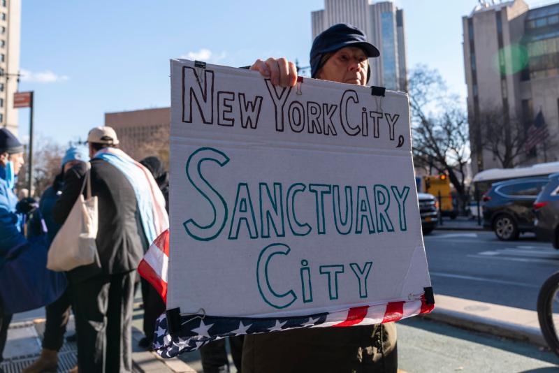 Migrantes repudian reunión del alcalde Nueva York y el zar de Trump para la frontera - activistas-piden-que-nueva-york-sea-una-ciudad-santuario-frente-a-las-duras-politicas-migratorias-que-se-preven-con-trump-1024x683