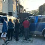 Camioneta embiste mercado rodante en Monterrey, NL; hay 5 lesionados