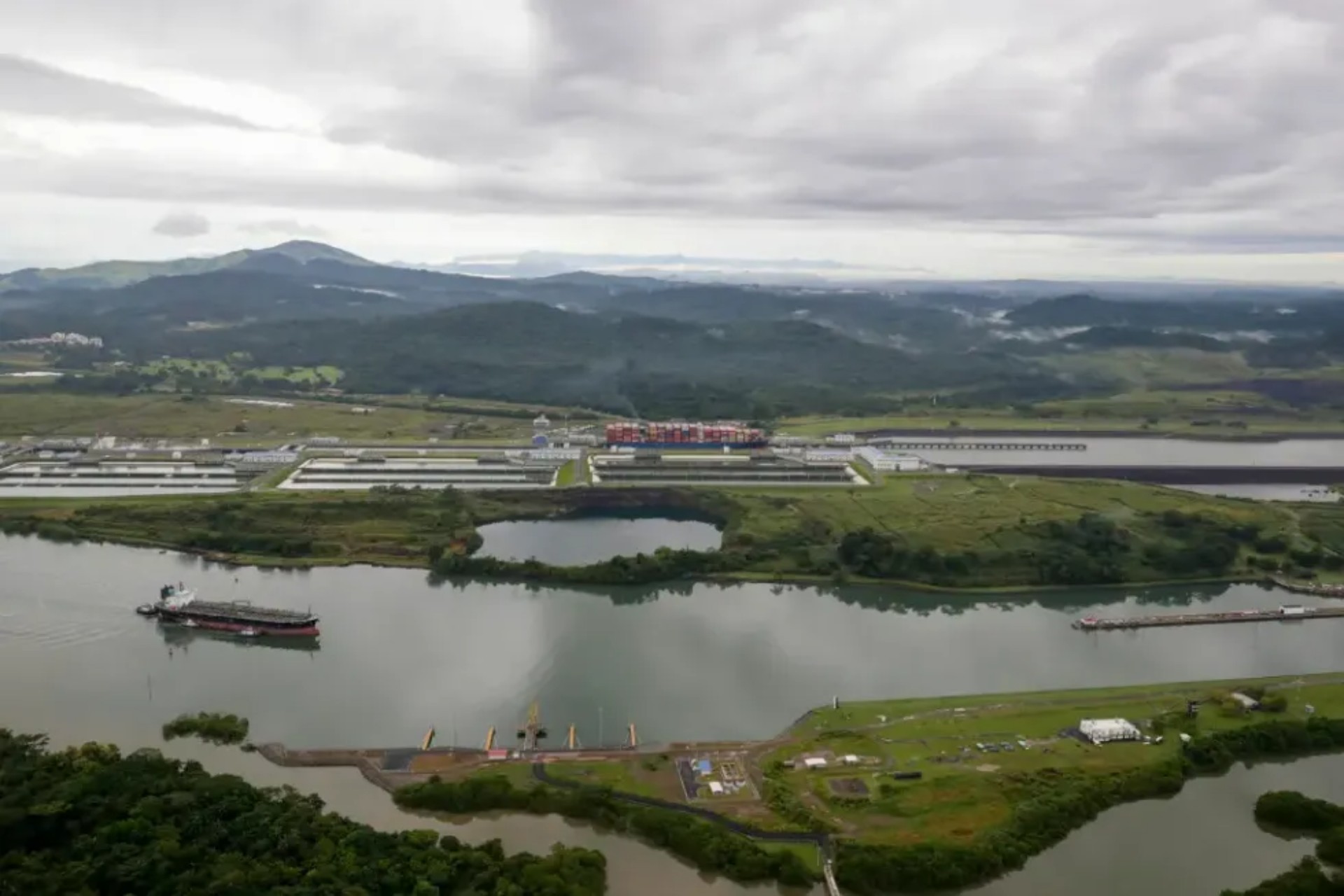 Trump amenaza con exigir la devolución del Canal de Panamá al quejarse de las tarifas