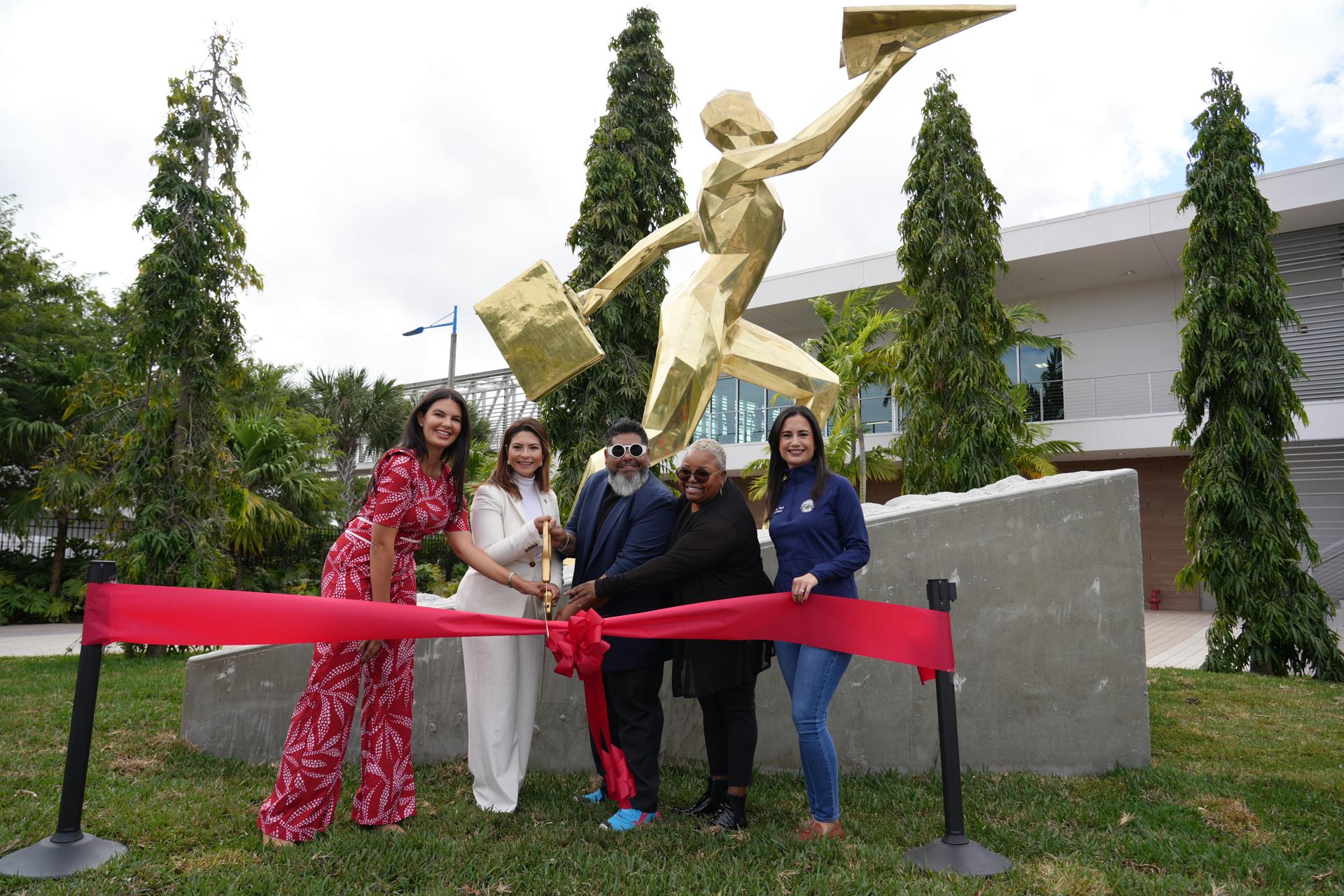 Florida estrena “Monumento al Migrante” del venezolano Nelson González