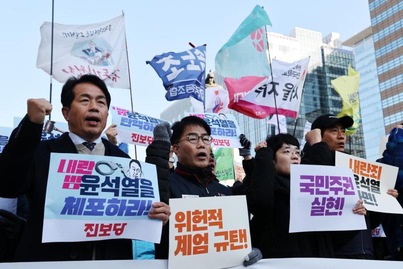 Aprobación del presidente surcoreano sigue en mínimos históricos tras la ley marcial - corea-del-sur-manifestaciones-contra-presidente-yoon-ley-marcial-1024x683