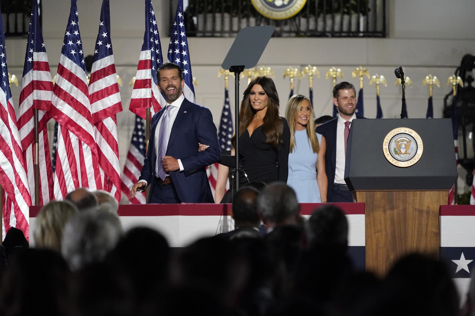 Trump elige a Kimberly Guilfoyle, prometida de su hijo mayor, como embajadora en Grecia