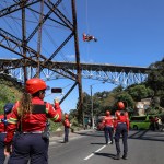 El Santa Claus de Guatemala no falla en su cita anual de acrobacias y regalos