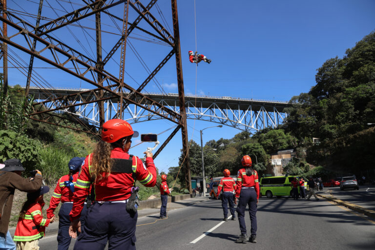 el-santa-claus-de-guatemala-no-falla-en-su-cita-anual-de-acrobacias-y-regalos-2