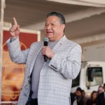 Julio Menchaca, gobernador de Hidalgo, sufre desmayo durante una gira