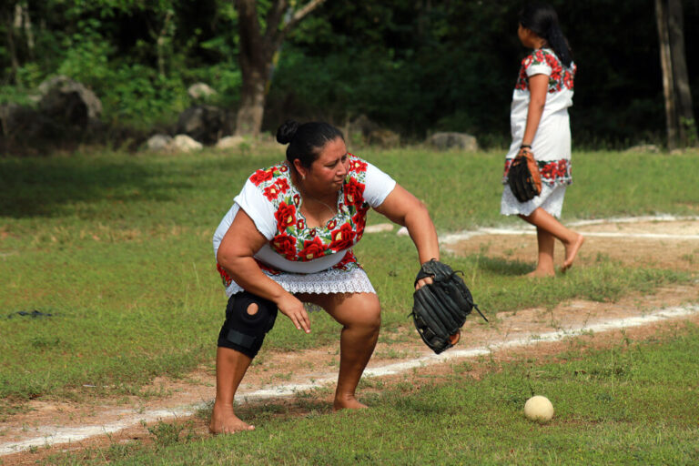 las-diablillas-de-hondzonot-mujeres-que-desafian-estereotipos-a-traves-del-softbol-2-1024x683-1