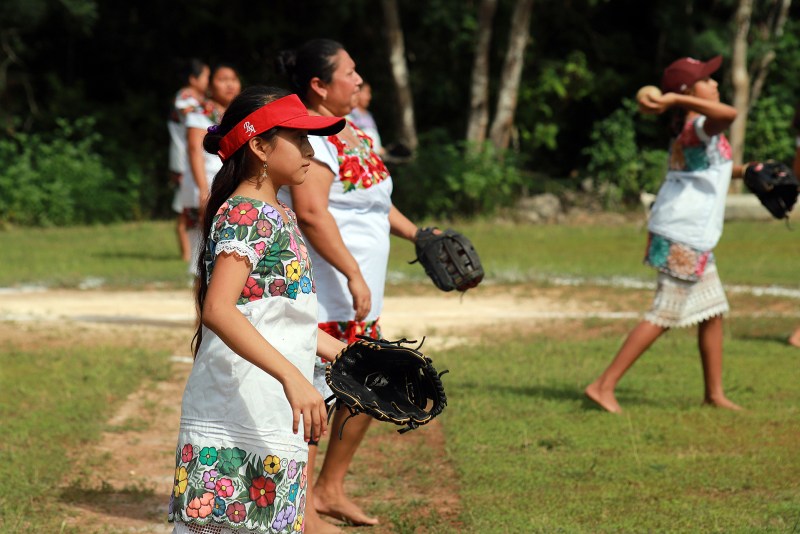 Las Diablillas de Hondzonot: mujeres que desafían estereotipos a través del sóftbol - las-diablillas-de-hondzonot-mujeres-que-desafian-estereotipos-a-traves-del-softbol-3-1024x683