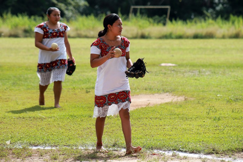 Las Diablillas de Hondzonot: mujeres que desafían estereotipos a través del sóftbol - las-diablillas-de-hondzonot-mujeres-que-desafian-estereotipos-a-traves-del-softbol-1024x683