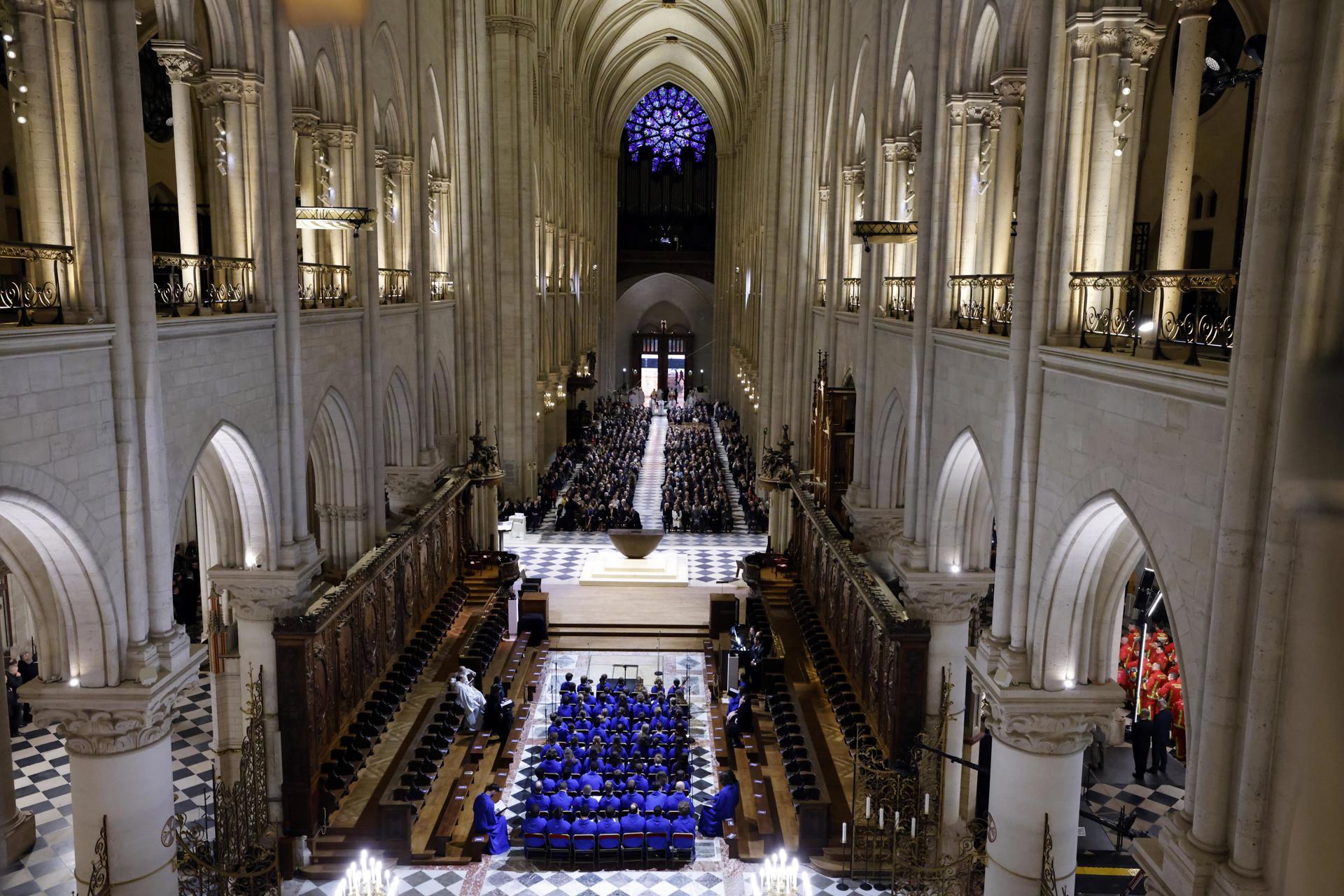 Las puertas de Notre Dame se abren y París recupera su catedral