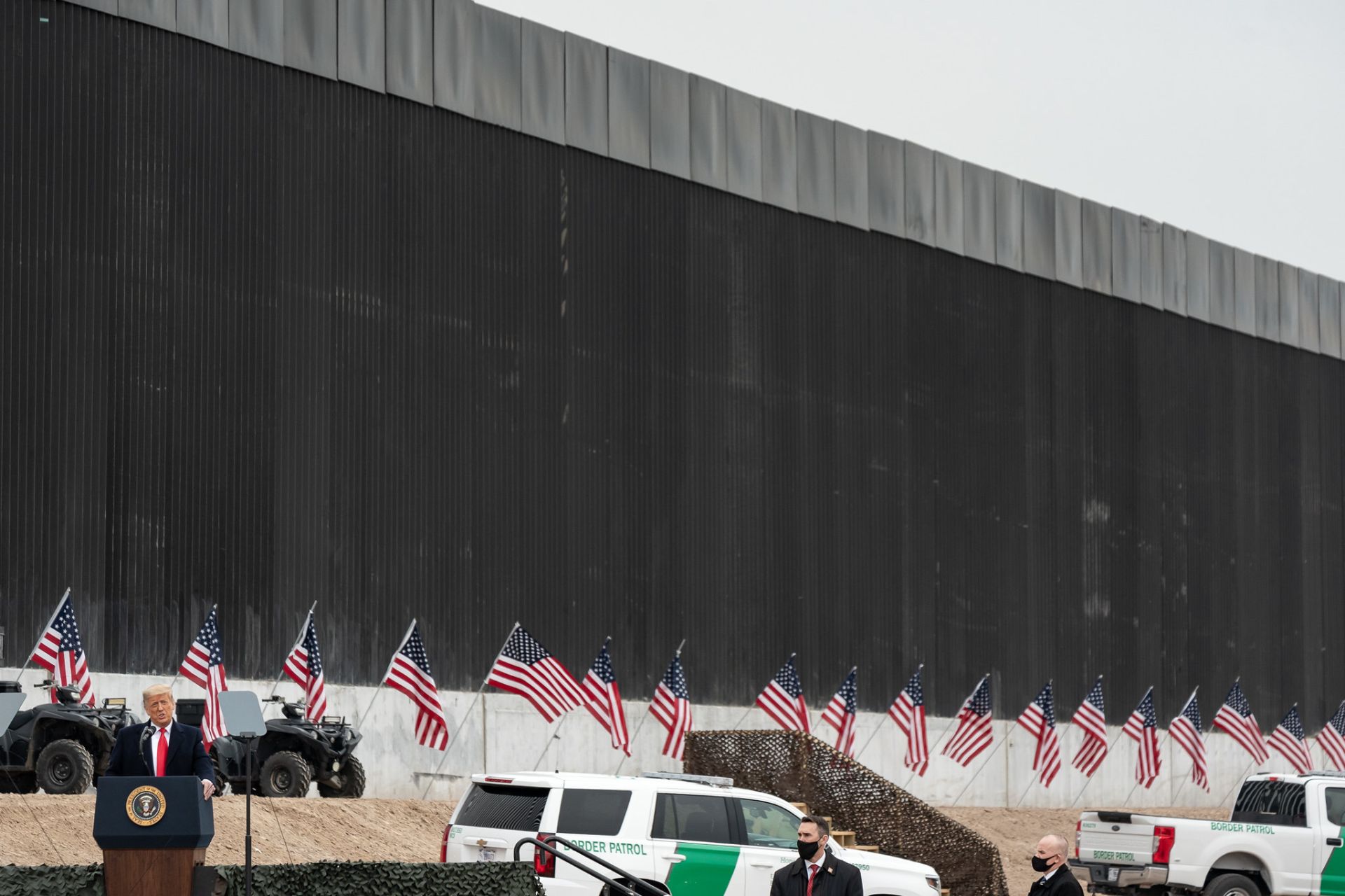 Trump se compromete a continuar la construcción del muro fronterizo con México