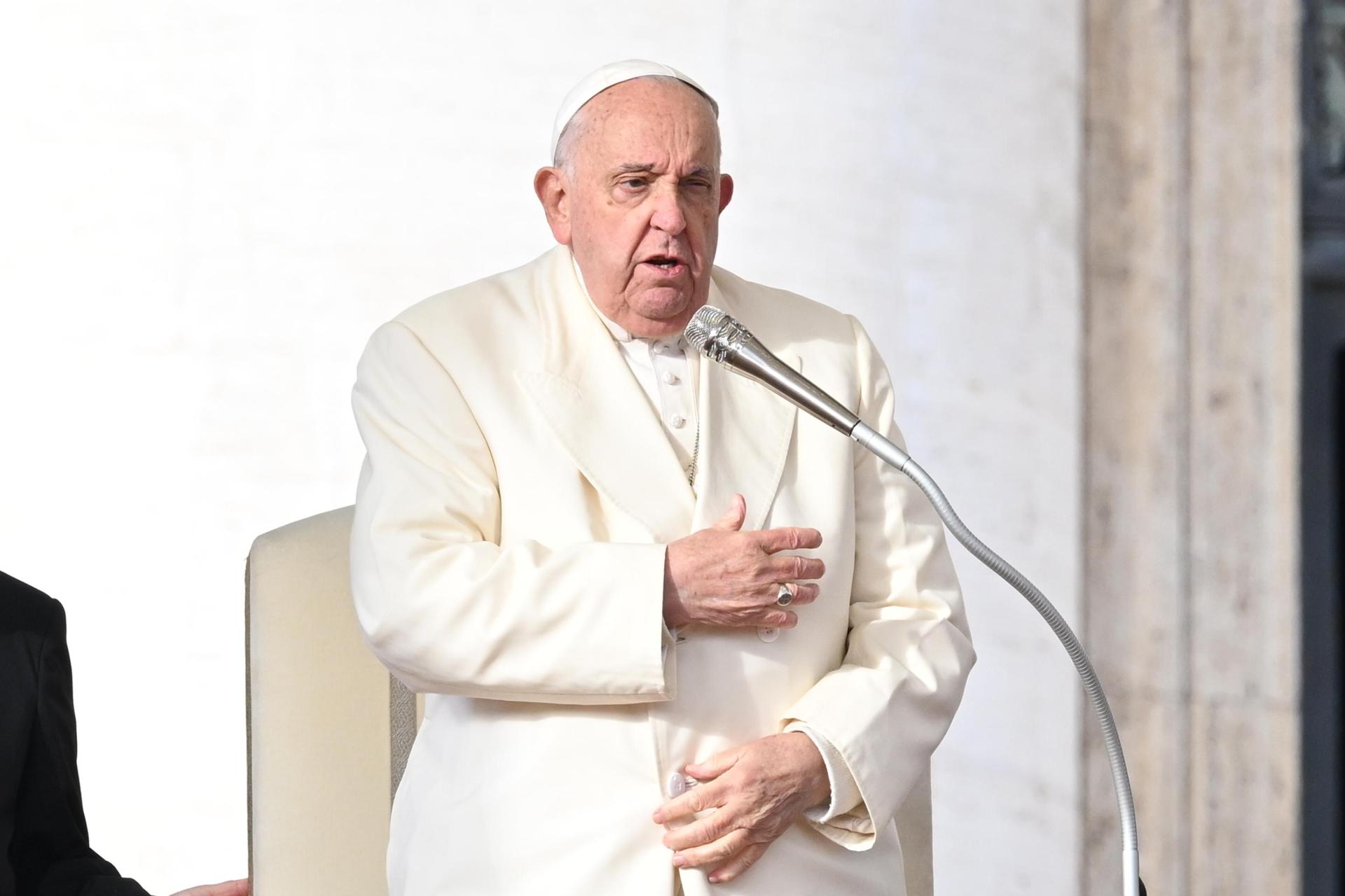 Papa Francisco denuncia “que la gente muere mientras los negocios que causan muerte prosperan”