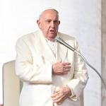 Papa Francisco denuncia “que la gente muere mientras los negocios que causan muerte prosperan”