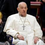 Papa Francisco se hace un hematoma en el rostro tras golpearse con una mesa