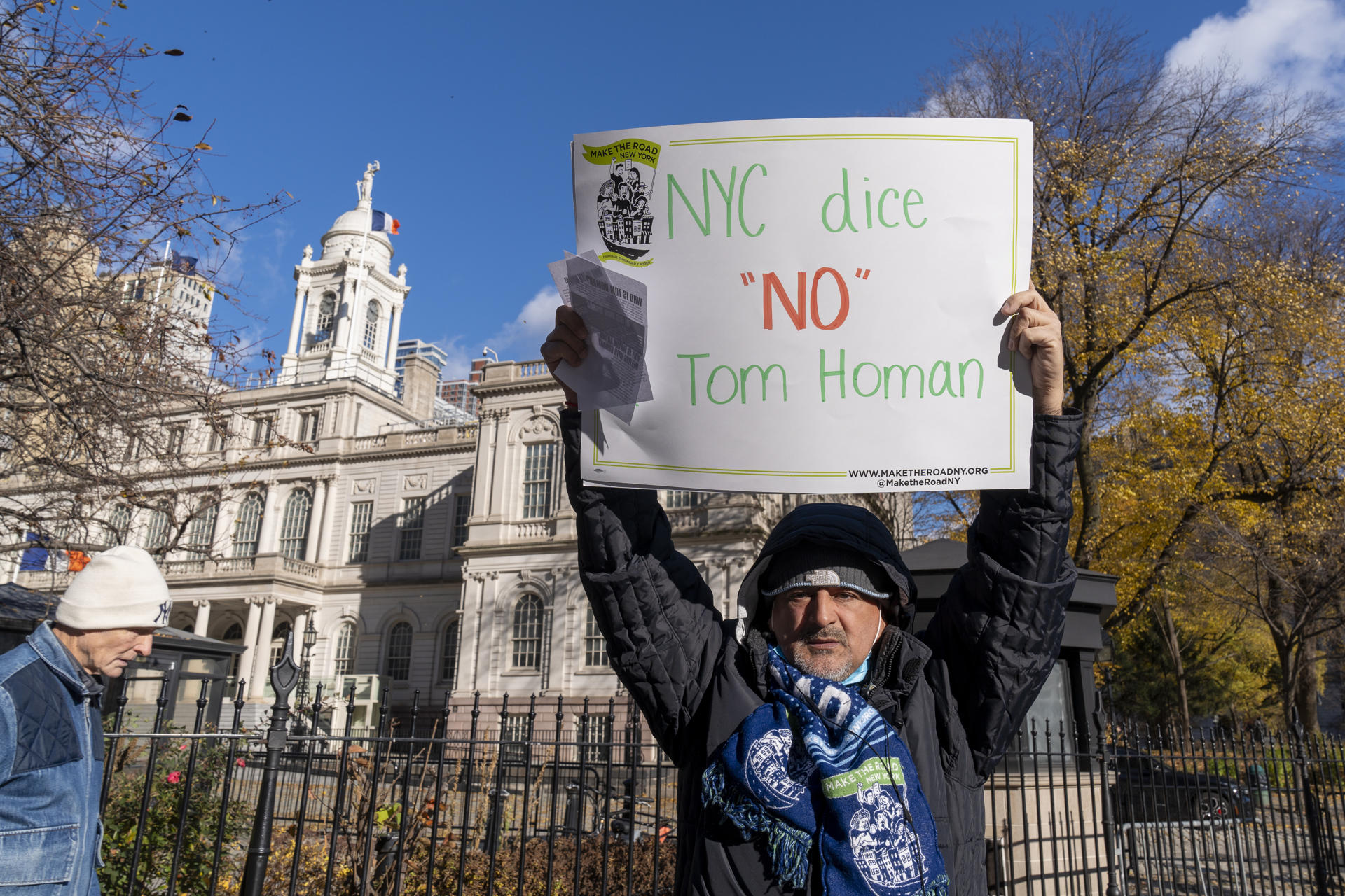 Migrantes repudian reunión del alcalde Nueva York y el zar de Trump para la frontera