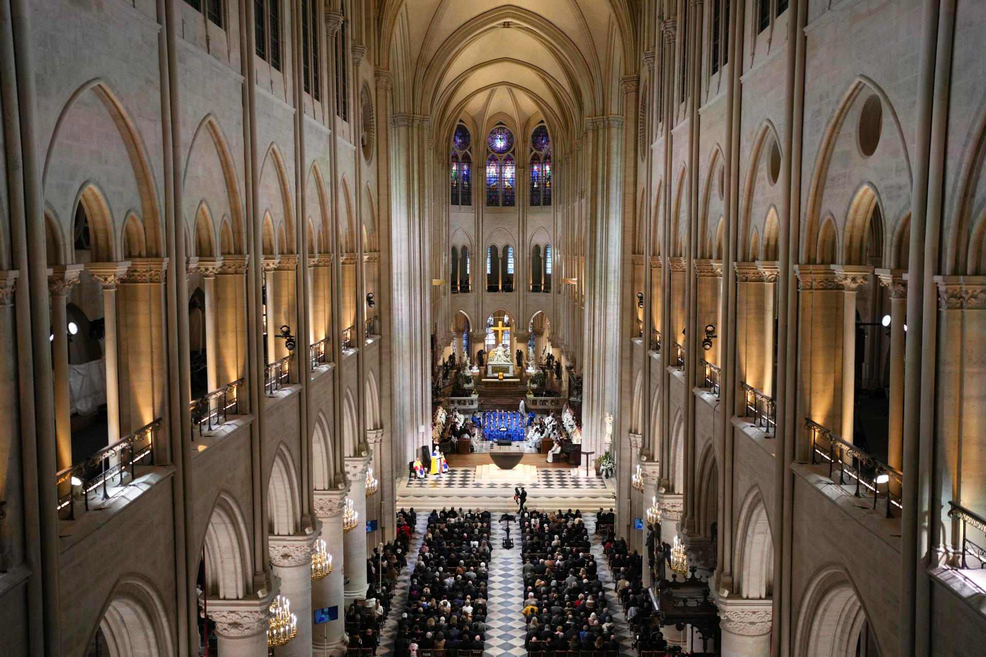 Puertas de Notre Dame se abren, el órgano resuena y París recupera su catedral