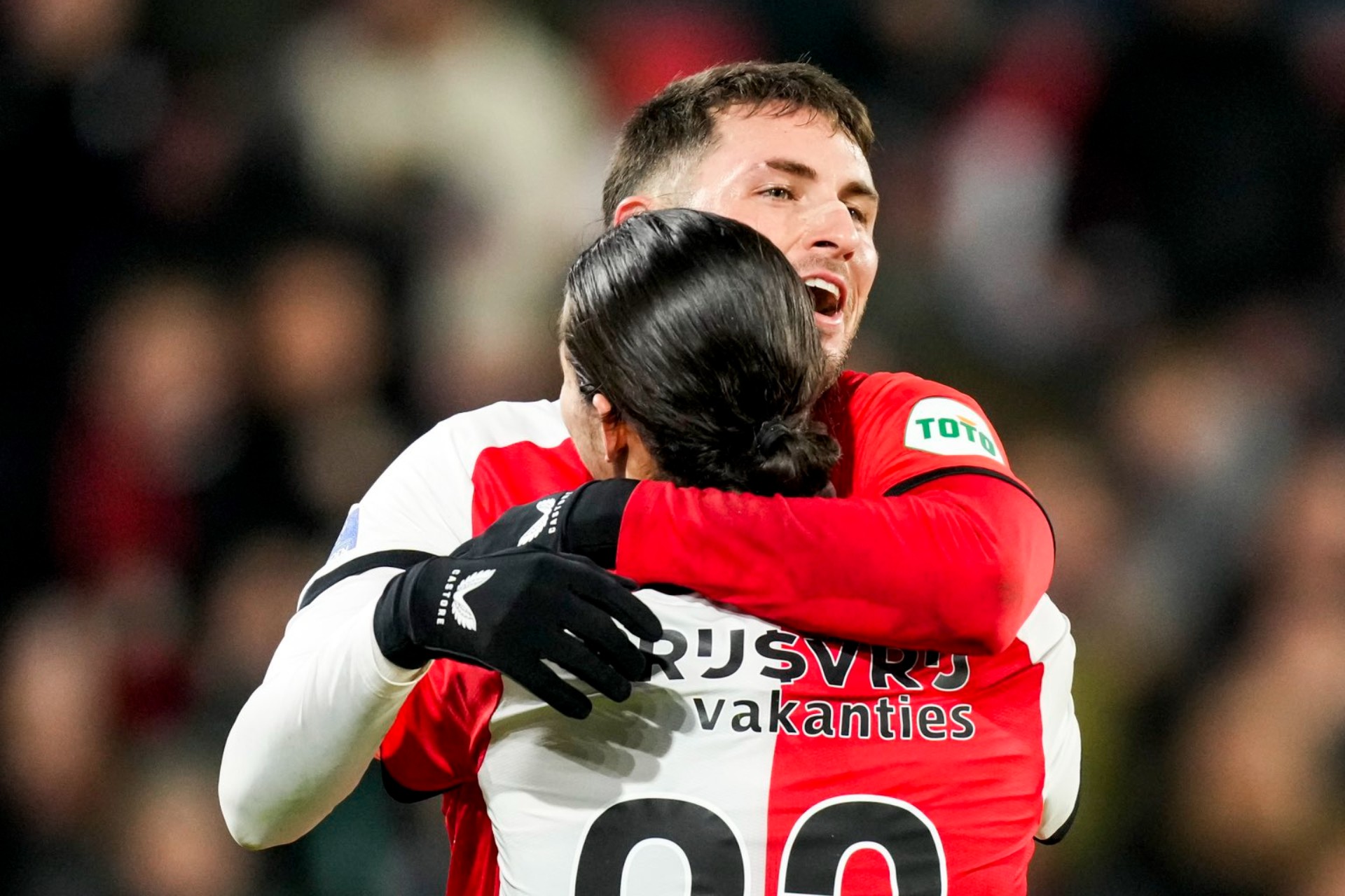 Santiago Giménez lidera con un triplete la goleada del Feyenoord ante el Heracles