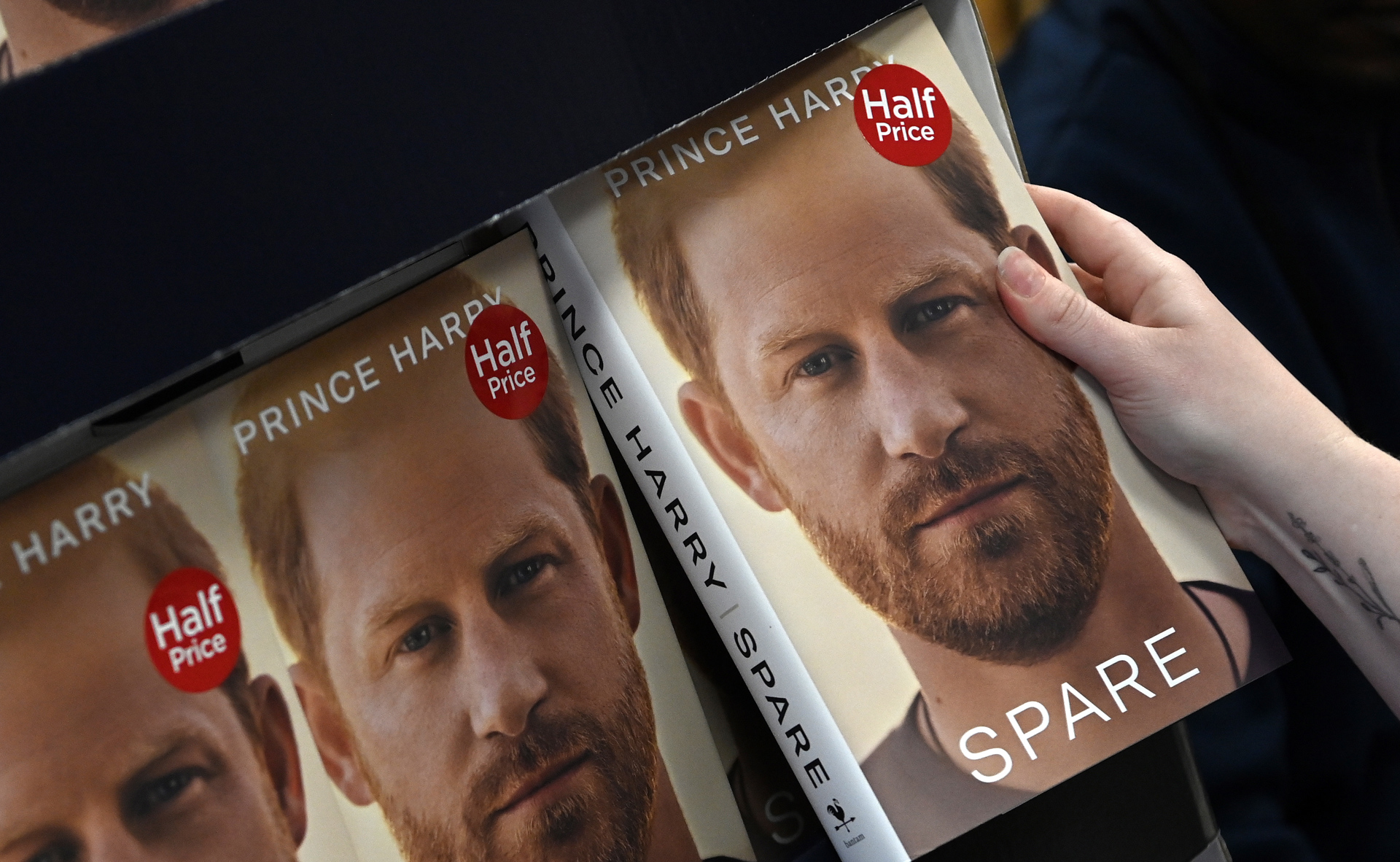 el-libro-del-principe-harry-numero-1-de-ventas-en-todo-el-mundo El príncipe Harry confiesa que quisiera "reconciliarse" con el resto de la familia real - el-libro-del-principe-harry-numero-1-de-ventas-en-todo-el-mundo